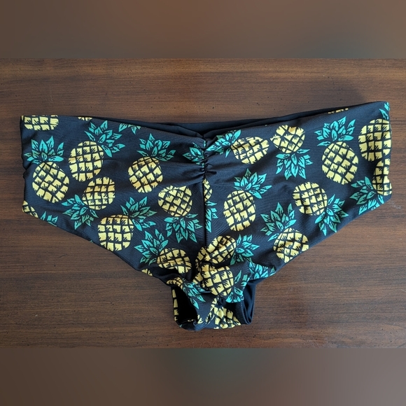 Fused Hawaii Cheeky Hipster Black Pineapple Patterned Runched Bikini Bottom - Picture 5 of 7